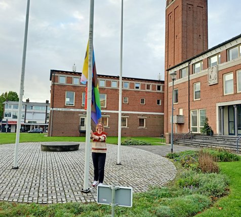 wethouder hijst vlag