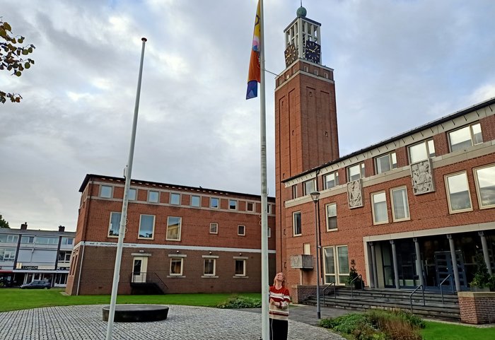 wethouder hijst vlag